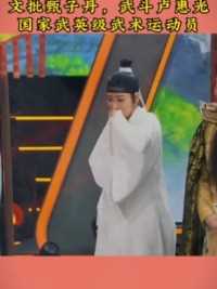 出生在哈尔滨的武术世家，其父是武术教练，母是田径运动员，8岁就送他从师学武，擅长剑、枪和拳术，能熟练运用三百多套不同派别的拳法。从12岁起，参加各类比赛，获中国全国锦标赛少年冠.军、中国全国大学生比赛全.能冠.军。1990年考进北京体育大学武术系接受武术训练，1991年获得全国武术冠.军，当选中国国家武英级运动健将。1991年开始练习竞技健美操，两个月后获得弟一个全国冠.军，并在其后获得多个健美操