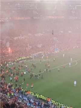 现场视角！勒沃库森反击锁定胜局 球迷没等比赛结束就冲进球场#勒沃库森 #dou来足球季 #阿隆索