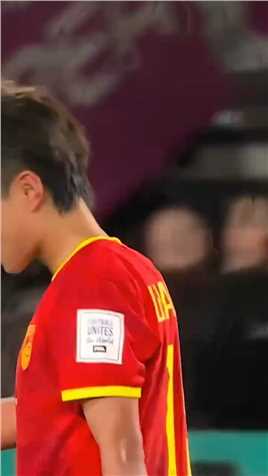 看到女儿造点后中国女足打进制胜球，电视机前观赛的张琳艳父亲激动到跳起来，他的女儿太争气了！