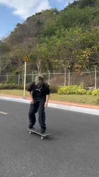 在三亚偶遇到一个粉丝一定要玩我的滑板，然后哈哈哈哈