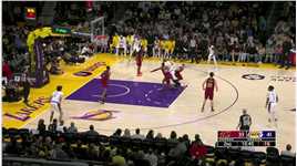 自由自在游走于人群之中 詹姆斯突破上篮动作一气呵成潇洒自如