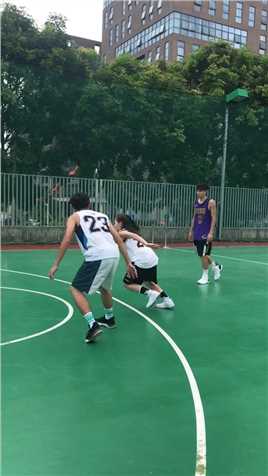 詹蜜科蜜别再了我（穿的湖人球衣）吵架啦哈哈哈哈（）今日詹科连线(  )