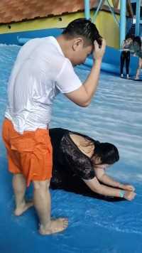 滑板承担了所有一切，极限运动专业动作请勿模仿一起来玩水