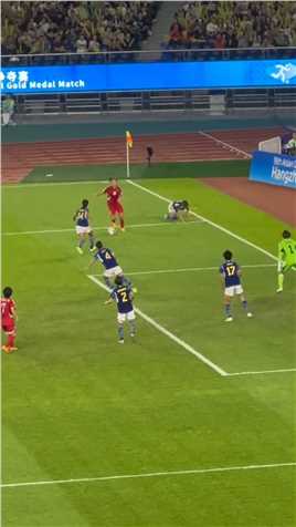 红色球衣、奋力拼搏，本地球迷持，每错她们就——朝鲜女足！